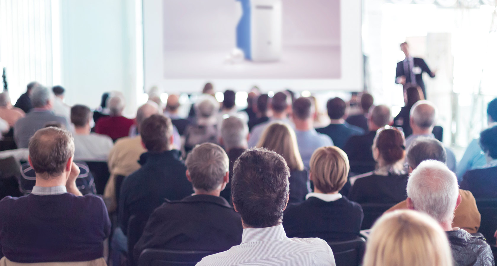 Gruppe hoert interessiert zu, was der BWT Experte erklaert